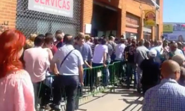 NEWS ALERT. Protest spontan la alegerile europarlamentare și referendum: se strigă „Hoții” și „Rușine să vă fie”. Ce s-a întâmplat