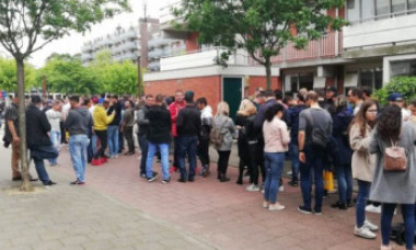 VIDEO. Primar de lângă Amsterdam, de vorbă cu românii de la cozi: Votul nu a fost organizat democratic, sunt alături de voi