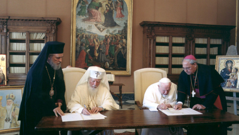 Pope John Paul II Meets Romanian Orthodox Patriarch Teoctist