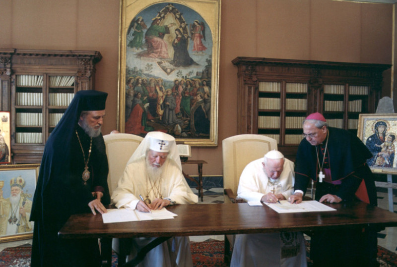 Pope John Paul II Meets Romanian Orthodox Patriarch Teoctist