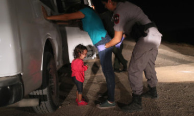 Dezvăluiri NYT: Un bebeluș român, cel mai mic copil luat de Administrația Trump de lângă părinți la granița cu Mexicul