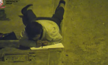 VIDEO. Povestea copilului care își făcea temele pe stradă, la lumina unui bec. Cum a reacționat un milionar