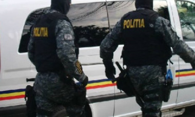 Cum au ajuns mascații să descindă la casa unui coleg: Suspectul apărea în acte locuind alături de polițist