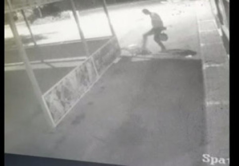 Momentul în care un bărbat este ucis în parcarea unui complex comercial din București