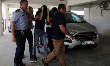 O turistă de 19 ani spune că a fost violată de 12 tineri în camera de hotel. Însă povestea lor este alta