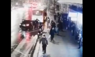 VIDEO. Momentul în care o fată de 15 ani este răpită de pe stradă, în Cluj Napoca. Ce fac, în acest timp, trecătorii