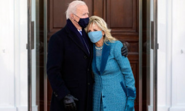 GALERIE FOTO. „Ne deschide și nouă ușa cineva, vă rugăm?” Situația ciudată în care au fost puși soții Biden la sosirea la Casa Albă
