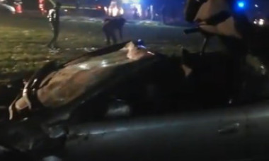 VIDEO. Scene scandaloase la locul unui accident grav, petrecut aseară. Ce au făcut doi „gură-cască” la câțiva metri de poliție