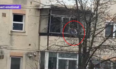 VIDEO. Primele imagini cu dialogul dintre agresorul de la Onești și Poliție: „Ascultă-mă ce spun eu! Bă, bag cuțitul în ei!”