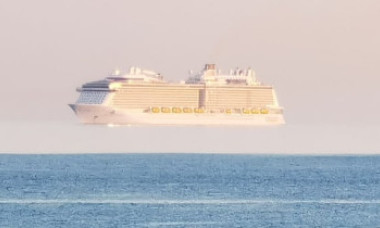 Vapoarele „zboară” tot mai des în apropiere de țărmul insulelor britanice - un vas de croazieră a fost fotografiat deasupra orizontului