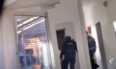 Familia de „traci” din Timiș și-a pierdut copiii pentru că îi obliga să doarmă în cort. Reacția tatălui când a primit vestea. VIDEO