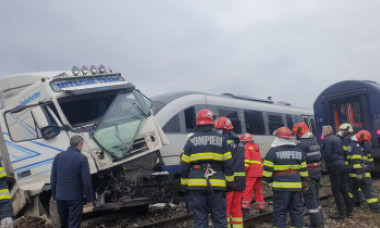 Imagini incredibile cu un TIR lovit de două trenuri, în Vaslui. Cum a fost posibil și ce a urmat. FOTO&VIDEO
