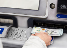 S-a dus la bancomat să scoată 20 de dolari și a descoperit că avea în cont un miliard