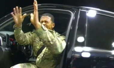 VIDEO: Militar de culoare, scos din maşină sub ameninţarea armelor şi stropit cu spray paralizant de poliţişti