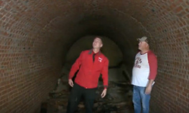Un bărbat a găsit un tunel uriaș sub casa lui. După descoperire, misterul s-a adâncit și mai mult