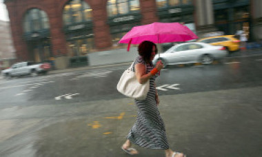 HARTĂ. Ploi torențiale, vijelii și grindină în jumătate de țară. Meteorologii au emis două coduri galbene
