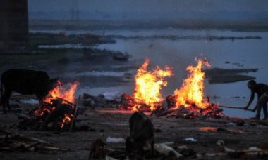 Un guvern local din India confirmă că trupurile neînsuflețite aruncate în fluviul Gange sunt ale celor morți de Covid