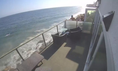 VIDEO. Momentul în care un balcon plin cu oameni cade în gol câțiva metri și se prăbușește pe stâncile aflate sub el