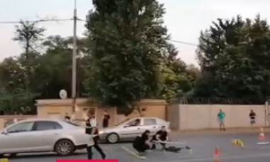 Cum s-a produs accidentul în care a murit un tânăr pe trotinetă. Motociclistul ar fi aruncat cu casca îl el