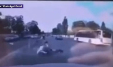 VIDEO. Momentul în care un tânăr cu trotinetă cade în fața unei mașini în urma unui conflict cu un motociclist