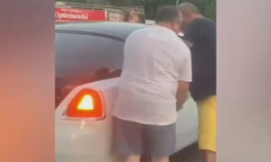 VIDEO. Un Rolls-Royce a rămas fără benzină într-un sens giratoriu din Mamaia. Un bărbat i-a venit în ajutor cu un bidon