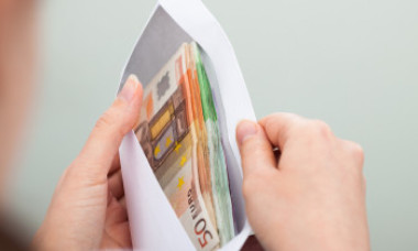 În urmă cu un an, o femeie a găsit un plic cu 10.000 de euro într-o biserică din Austria. Ce veste a primit acum