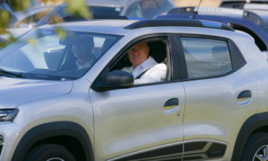 Klaus Iohannis a testat noul model Dacia Duster. Ce a declarat la final