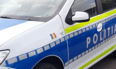 VIDEO Doi polițiști, cercetați disciplinar după ce au strigat după o femeie, pe stradă: Eşti prea mare. Dă-te pe partea ailaltă!