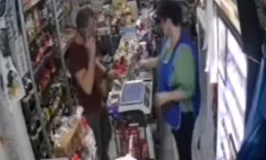 VIDEO. Un bărbat a încercat să plătească cu o bancnotă de 500 de lei trasă la xerox într-un magazin din Galați. Ce s-a întâmplat