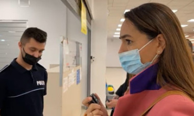 VIDEO O deputată fără certificat verde a făcut scandal la Înmatriculări. Oamenii au reacționat: „Chemaţi, bă, mascaţii să o ia de aici”