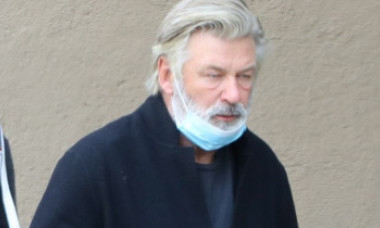 Înainte ca Alec Baldwin să o împuște mortal pe Halyna Hutchins, membrii echipei de filmare s-ar fi jucat cu arme cu muniție reală