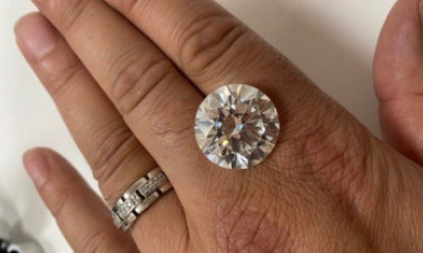 O femeie a aflat că piatra pe care a vrut să o arunce la gunoi este, de fapt, un diamant de 2,4 milioane de euro