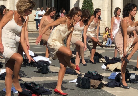 VIDEO. Fostele stewardese de la Alitalia s-au dezbrăcat în centrul Romei în semn de protest