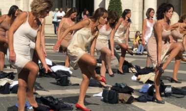 VIDEO. Fostele stewardese de la Alitalia s-au dezbrăcat în centrul Romei în semn de protest