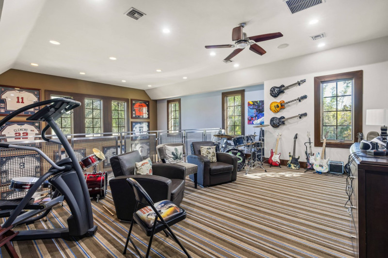 EXCLUSIVE: Mansion owned by famous BASEBALL STAR goes up for sale at Ł23.9m – complete with bowling alley, games room and 13 bathrooms