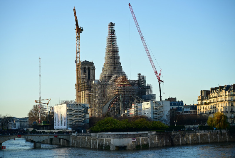 Le coq de Notre-Dame retrouve sa place au sommet de la cathédrale à Paris