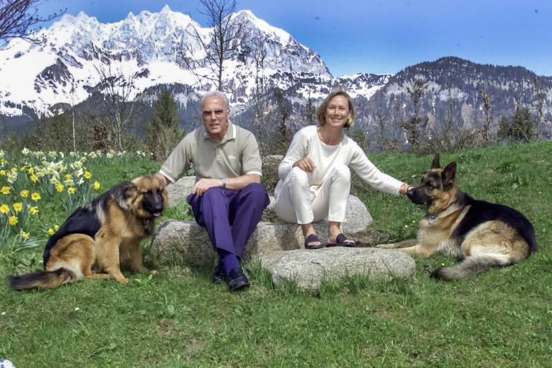 Wilder Kaiser im Hintergrund Franz Beckenbauer- Schäferhündin Donna (links)-Sybille Schäferhund Iwan(rechts) Franz und S
