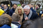 Brigitte Macron, Didier Deschamps assaillis par les demandes d autographes et de photos lors du lancement de la 35eme op