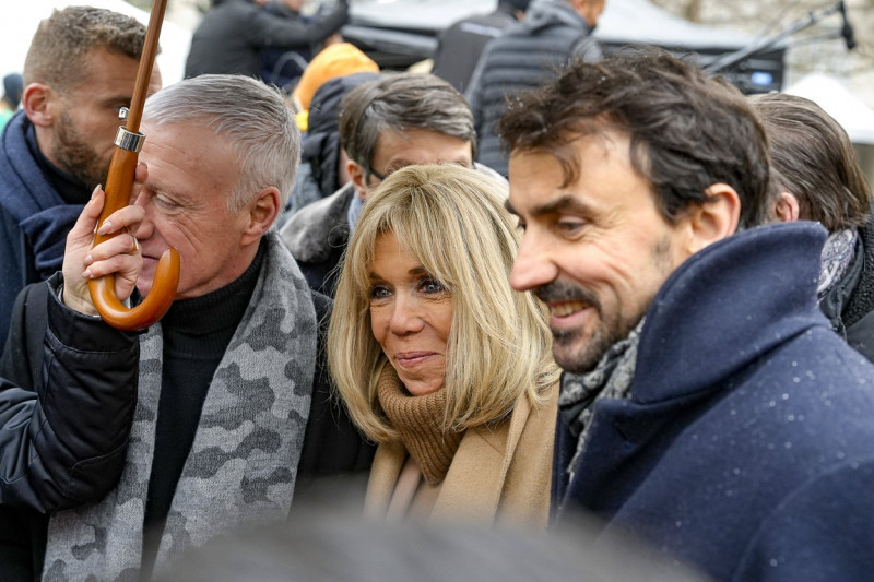 Brigitte Macron rĂ pond aux questions de la presse et du public en prĂ sence de Didier Deschamps et GrĂ gory Doucet lanc