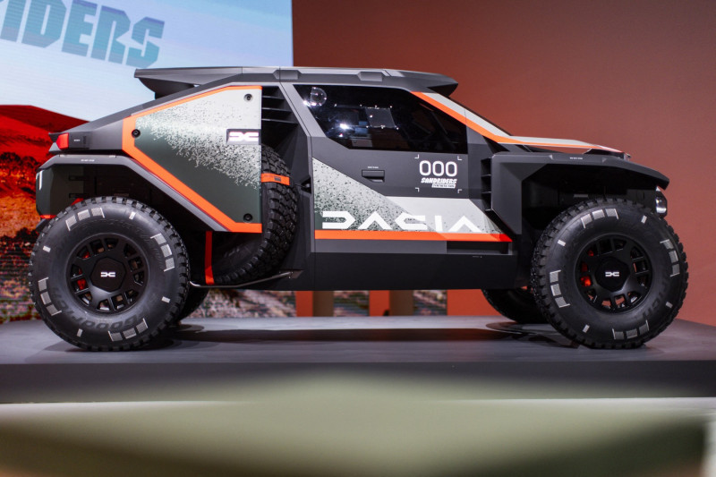 Présentation de la voiture de Rallye Dacia Sandriders pour le Dakar 2025 avec Sébastien Loeb à Aubervilliers
