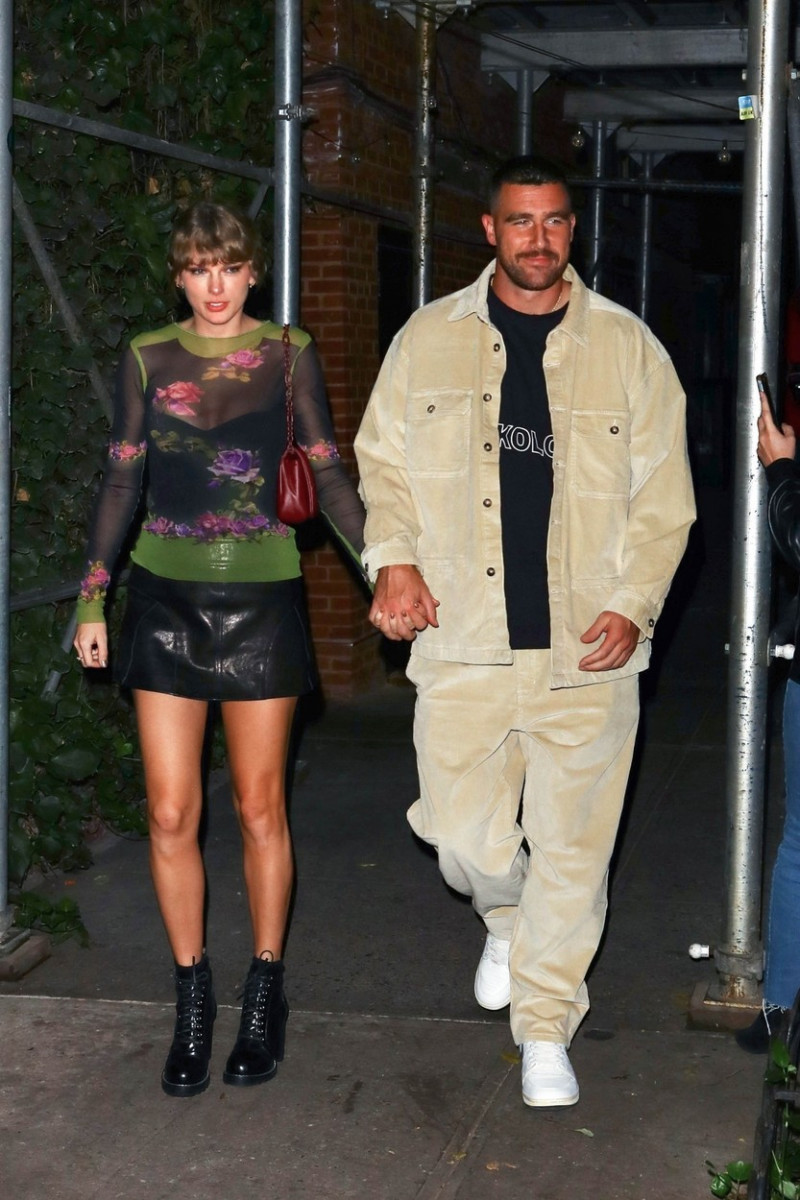 Taylor Swift &amp; Travis Kelce walk hand in hand after enjoying dinner at Waverly Inn in NYC!