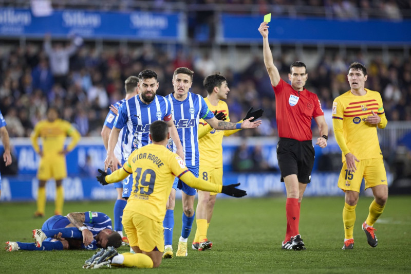 Deportivo Alaves v FC Barcelona, Barca - LaLiga EA Sports Jose Luis Martinez Munuera shows the second yellow card to Vit