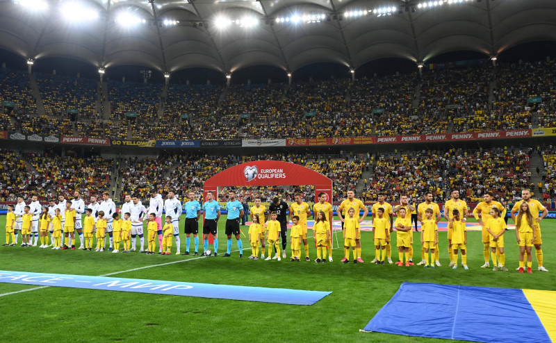 Fotbalistii celor doua echipe si brigada de arbitri la startul meciului de fotbal dintre Romania si Kosovo, din cadrul p
