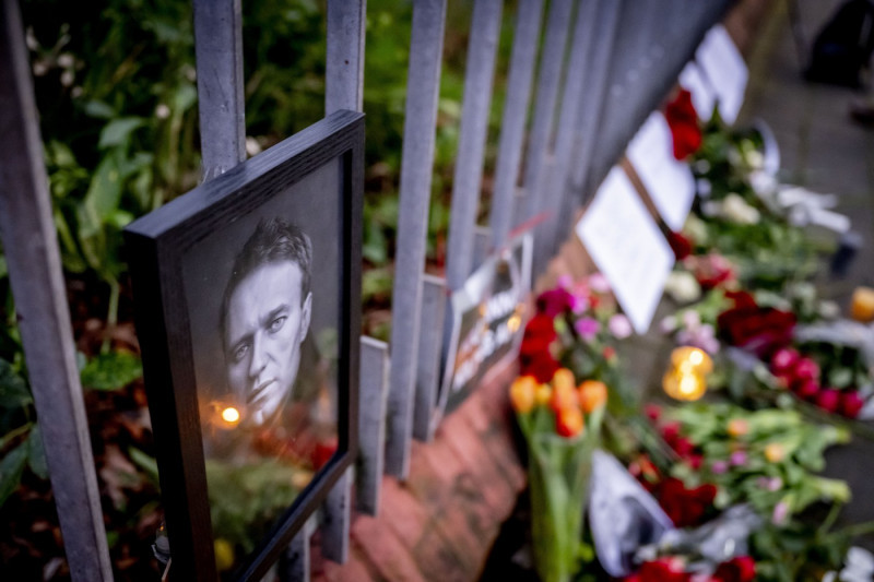 Wake for deceased Navalny at Russian embassy