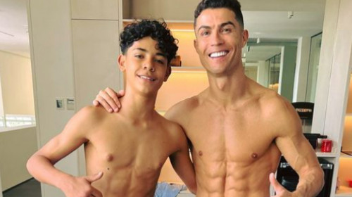 ”Partenerul meu”. Cum s-a fotografiat Cristiano Ronaldo alături de fiul său în sala de forță