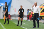 Arbitrul de rezerva Iuliana Elena Demetrescu reactioneaza in meciul de fotbal dintre Universitatea Craiova si FC Botosan