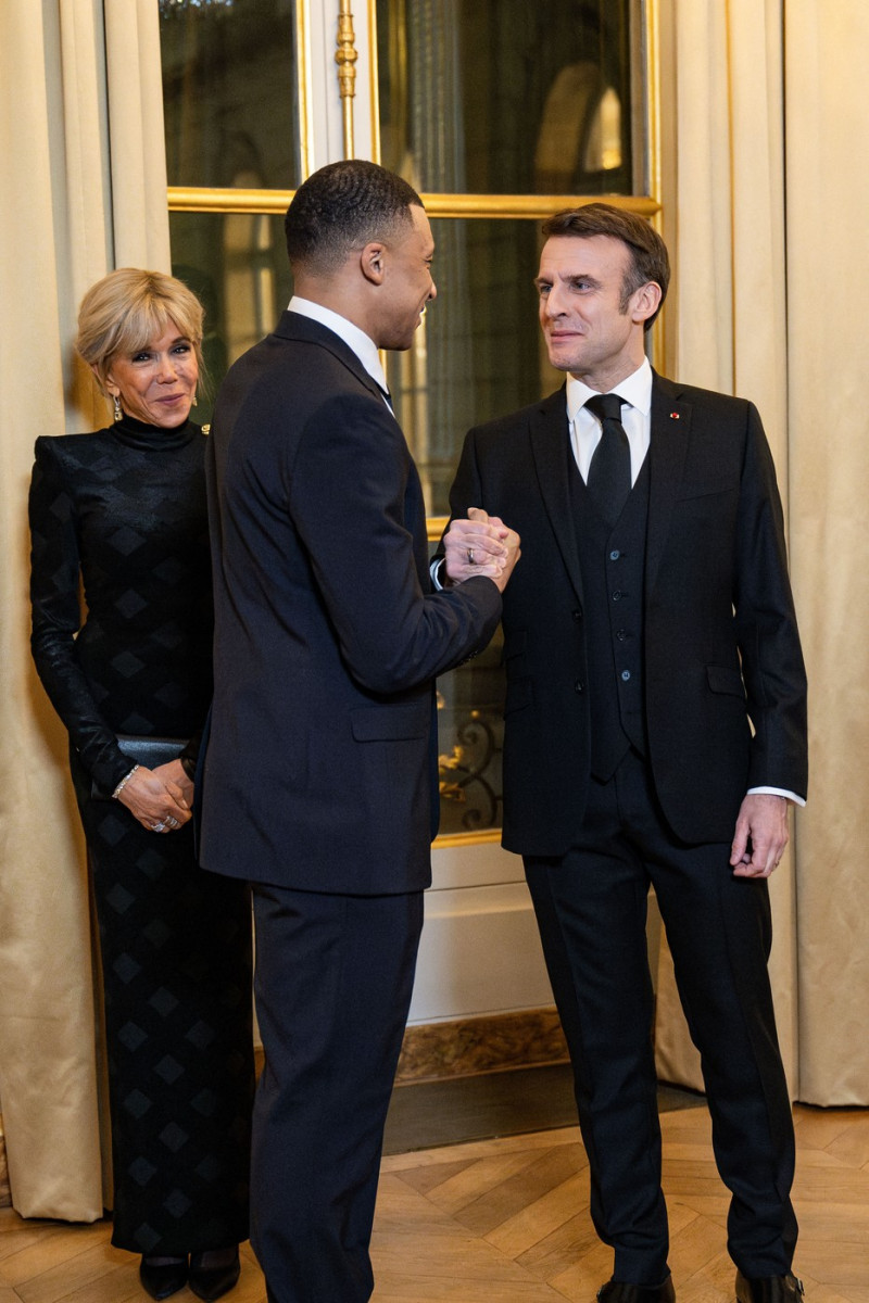 Le président Emmanuel Macron et l'émir du Qatar accueillent les invités au dîner d'état en l'honneur de l'émir au palais de l'Elysée à Paris