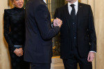Le président Emmanuel Macron et l'émir du Qatar accueillent les invités au dîner d'état en l'honneur de l'émir au palais de l'Elysée à Paris