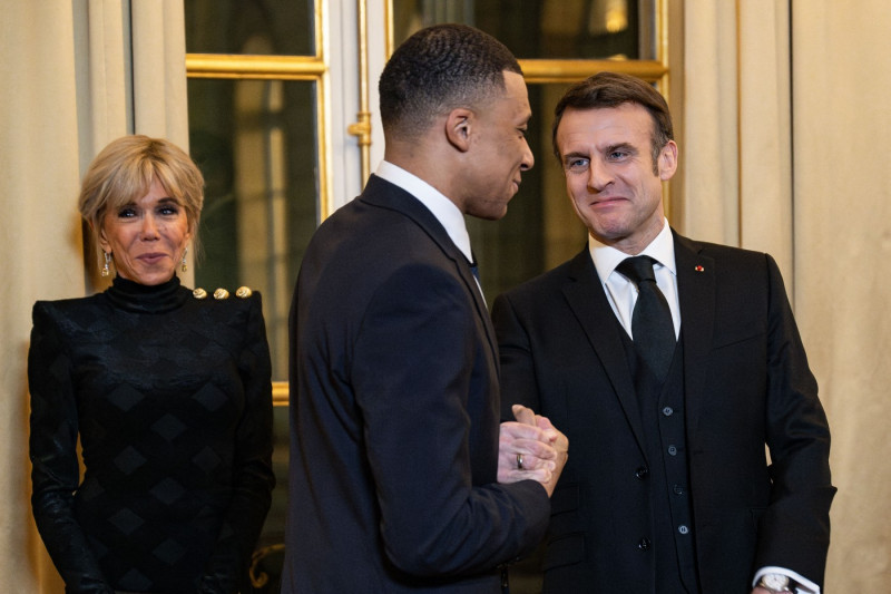 Le président Emmanuel Macron et l'émir du Qatar accueillent les invités au dîner d'état en l'honneur de l'émir au palais de l'Elysée à Paris