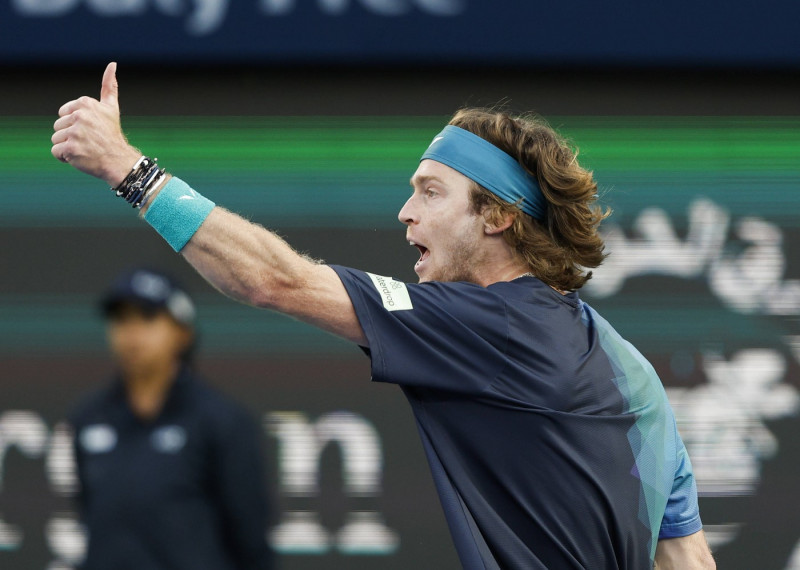 Andrey Rublev streitet mit dem Stuhlschiedsrichter, Dubai Duty Free Tennis Championships, Dubai, U.A.E. *** Andrey Ruble